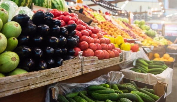 Frutas y verduras expuestas en una tienda