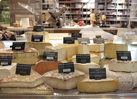 Vista del expositor de quesos, dónde se pueden ver la variedad de quesos disponbiles