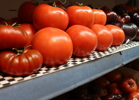 Un primer plano de una de las estanterías dónde podemos ver diversas variedades de tomate