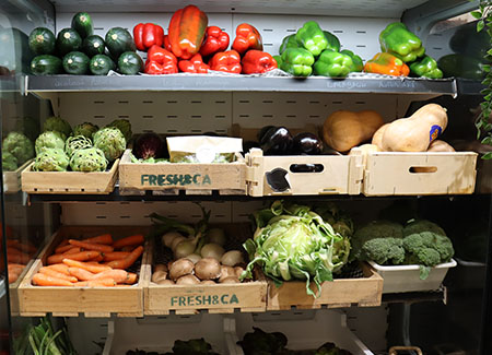Una estantería dónde podemos ver diversas verduras