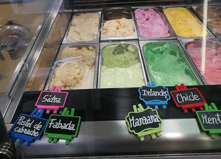 Vista del expositor de helados donde podemos ver sabores no convencionales: sidra, fabada, pastel de cabracho, irlandés, manzana, chicle...