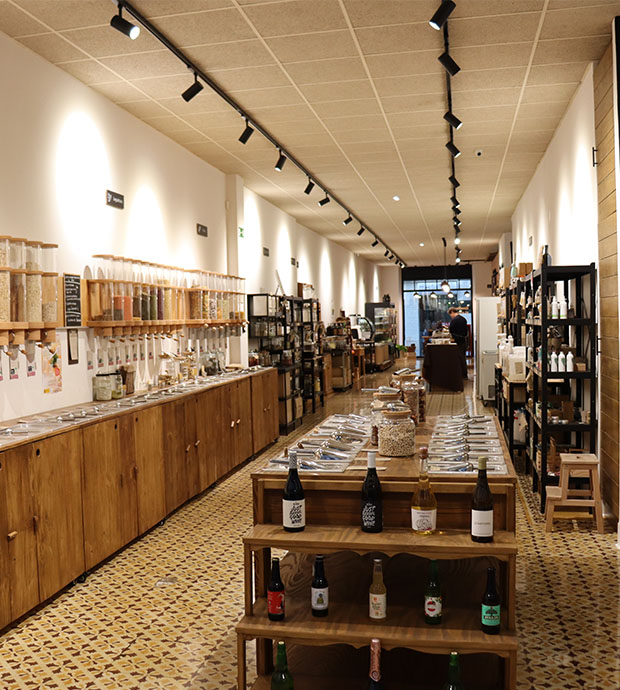 Vista del interior de la tienda, dónde se pueden ver los diversos productos en las estanterías de la pared y en los expositores del medio