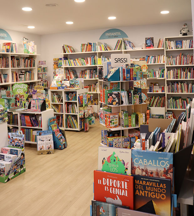 Vista del interior de la librería, dónde se pueden apreciar las estanterías y los expositores con libros