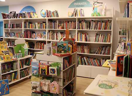 Vista del interior de la librería, dónde se peden ver las estanterías llenas de libros