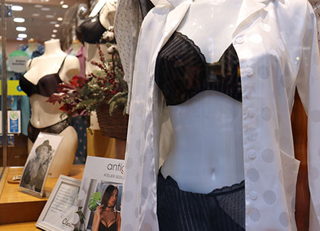 Maniquís femeninos con ropa interior de color negro y una blusa de color blanco