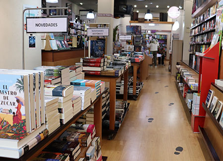 Vista del interior de la librería, dónde podemos ver un pasillo formado entre estanterías y expostores