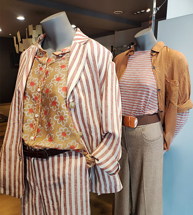 Dos maniquís femeninos con ropa de sport de mujer, blusa o camiseta, pantalones y chaqueta