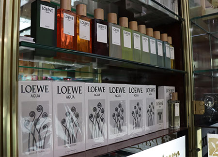 Primer plano de la estantería dónde podemos ver diversos productos de Loewe