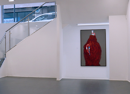 Vista del interior de la galería, dónde se pueden ver un cuadro y una escalera que lleva a la planta superior